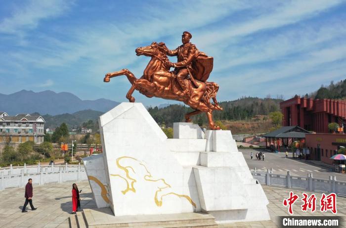 賀龍?jiān)獛浌枢l(xiāng)桑植縣已成為張家界西線旅游的重要組成部分?！钊A峰 攝