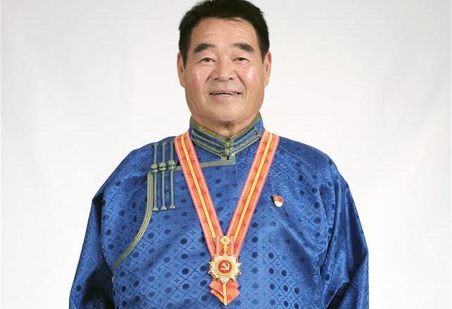 （奮斗百年路　啟航新征程·“七一勛章”獲得者·圖文互動(dòng)）（1）“草原之子”廷·巴特爾：讓草原綠起來，幫牧民富起來