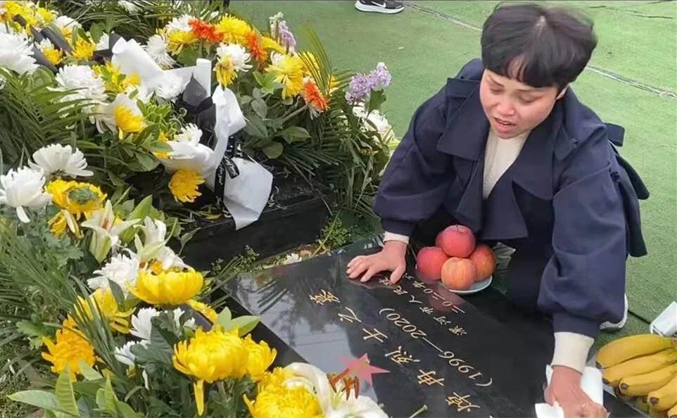 悼念戍邊烈士王焯冉：全國各地近五萬人自發(fā)獻(xiàn)花祭英烈，奶奶仍在等孫子回家