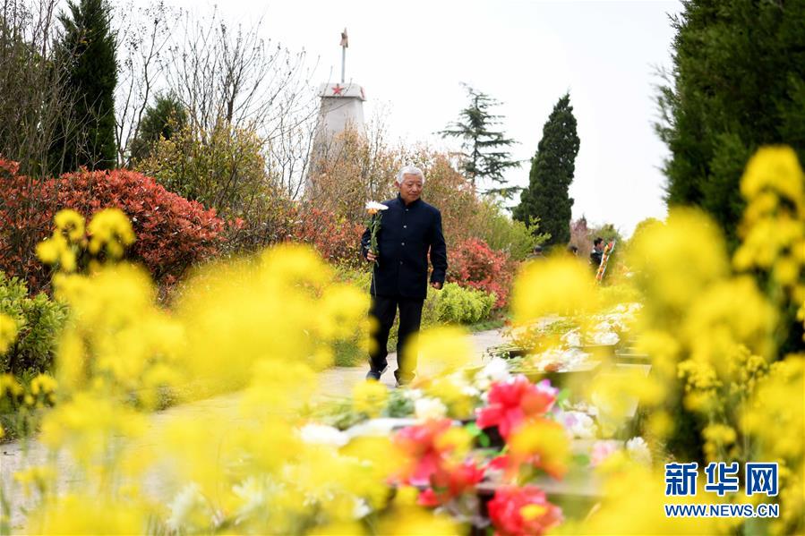 (圖片故事)(6)年介濤:將為烈士尋親進行到底