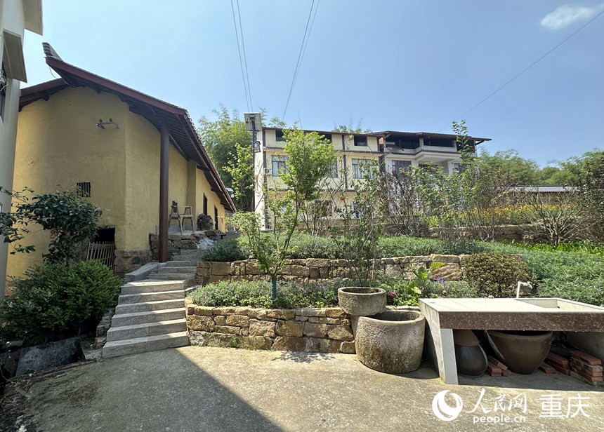 龍湖村打造的巴蜀美麗庭院示范片景觀。人民網(wǎng)記者 劉政寧攝