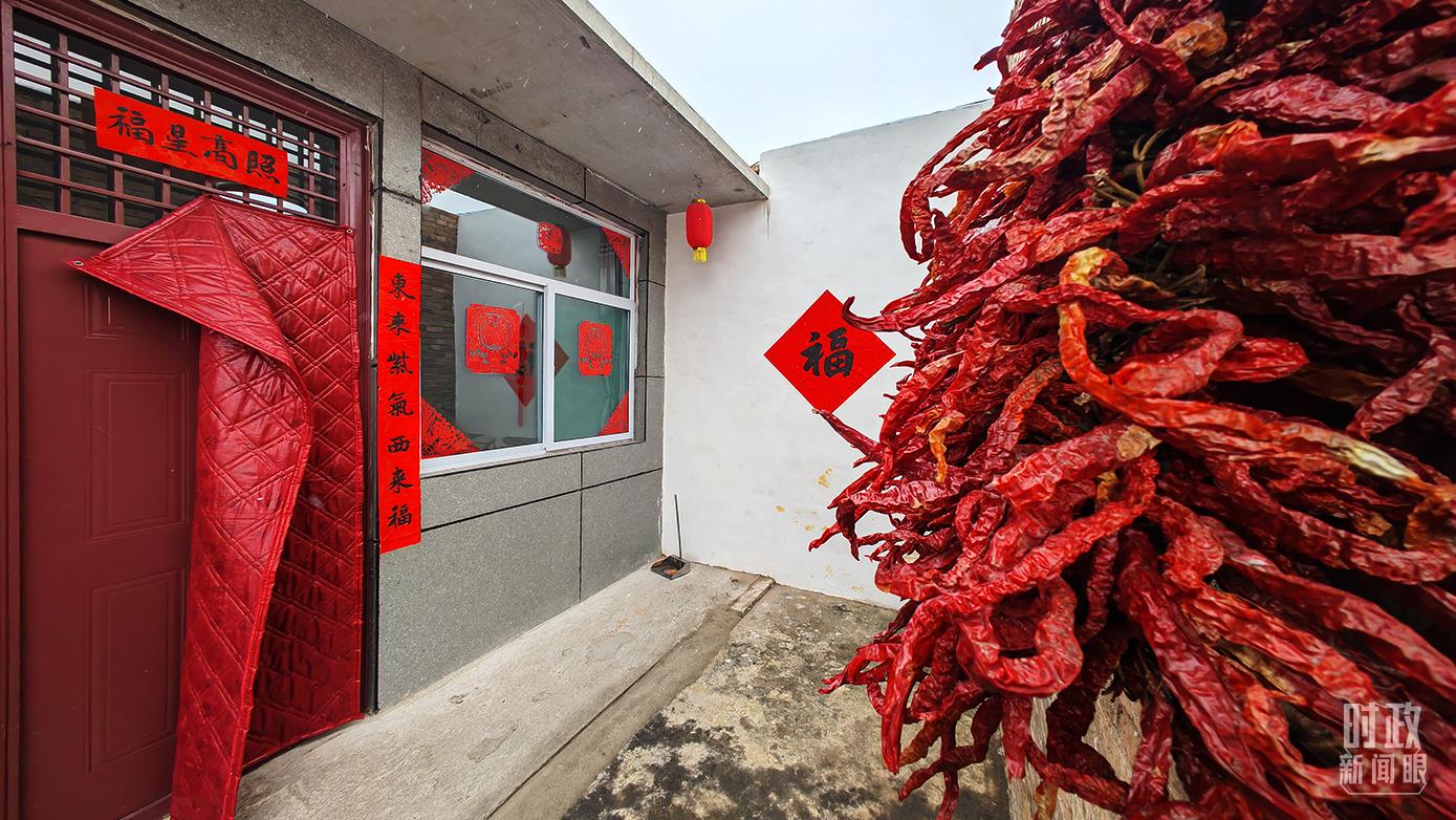 2021年10月，山西霍州馮南垣村遭遇強(qiáng)降雨，不少房屋倒塌。當(dāng)?shù)卣蜕鐣?huì)力量幫助受災(zāi)居民重建裝配式住房。（總臺(tái)央視記者彭漢明拍攝）