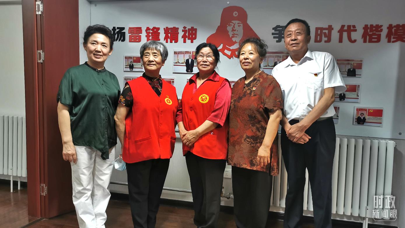 2021年8月，習(xí)近平到承德濱河社區(qū)居家養(yǎng)老服務(wù)中心調(diào)研。這是服務(wù)中心的志愿者代表。（總臺(tái)央視記者覃思拍攝）
