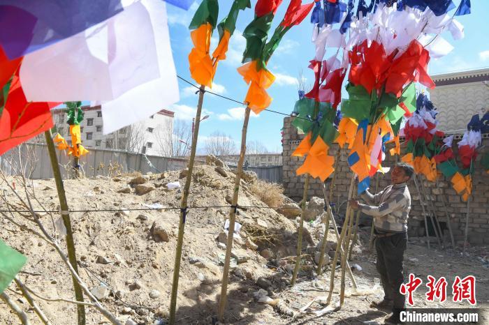 圖為拉薩街頭出售的五彩經(jīng)幡。　貢嘎來松 攝