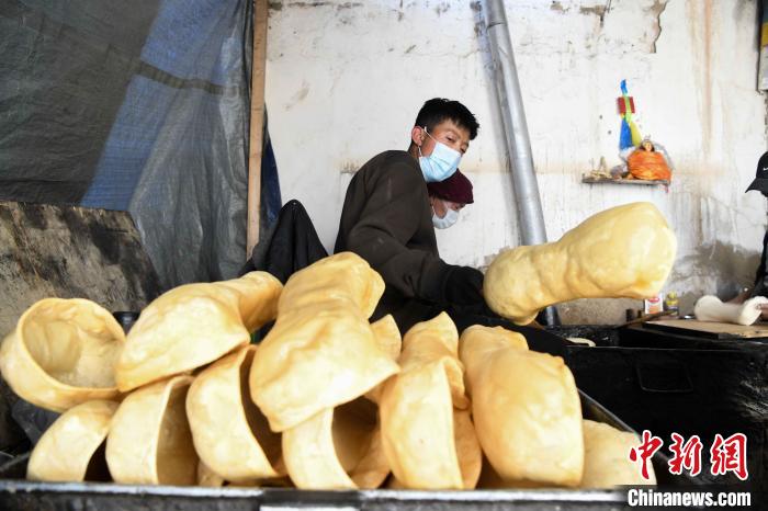 圖為拉薩手藝人制作藏歷新年供品“德卡”?！∝暩聛硭?攝