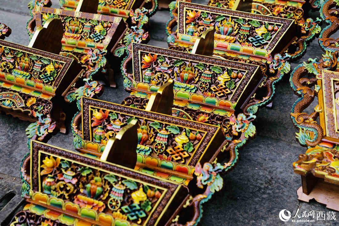 年貨市場上的切瑪盒。（切瑪盒是藏歷新年吉祥物，是在精制斗型木盒中用隔板分開，分別盛入炒麥粒和糌粑，插上“仔卓”，象征著人壽年豐、吉祥如意。）人民網(wǎng) 次仁羅布攝