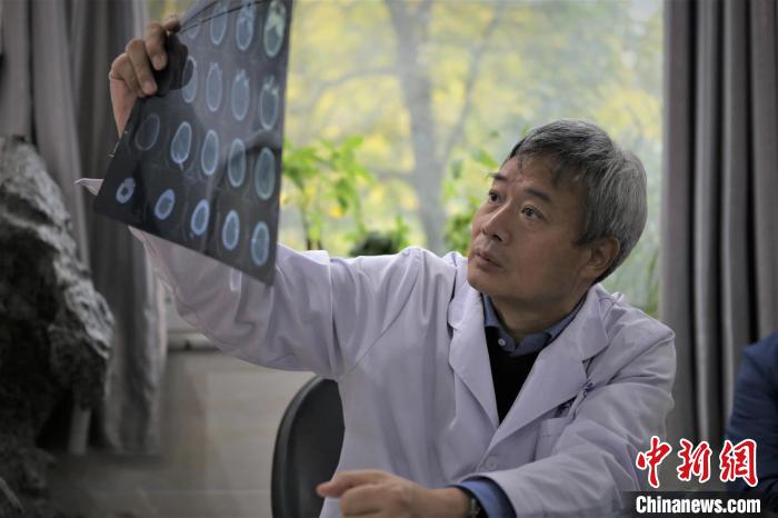 (兩會(huì)聲音)全國(guó)人大代表宋兆普:加強(qiáng)鄉(xiāng)村醫(yī)生基本保障防止隊(duì)伍后繼乏人