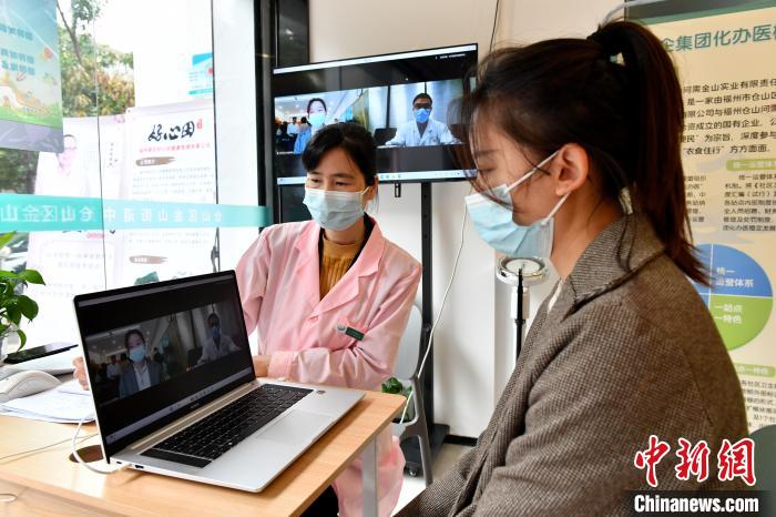 圖為社區(qū)居民遠(yuǎn)程問(wèn)診?！蚊?攝