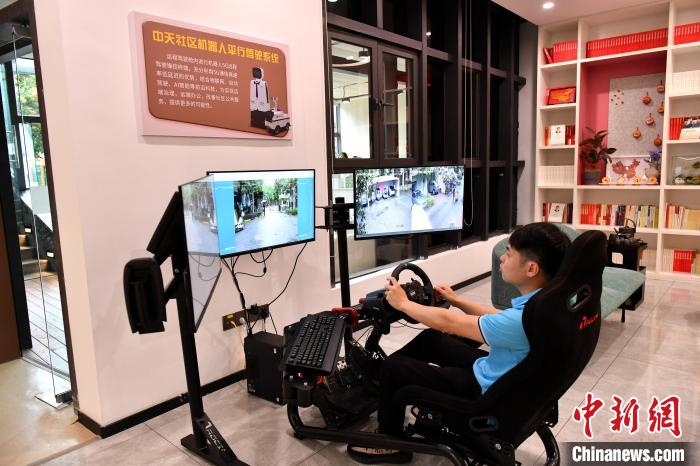 圖為福州中天社區(qū)工作人員正在利用5G技術(shù)，遠(yuǎn)程操控機(jī)器人巡視社區(qū)?！蚊?攝