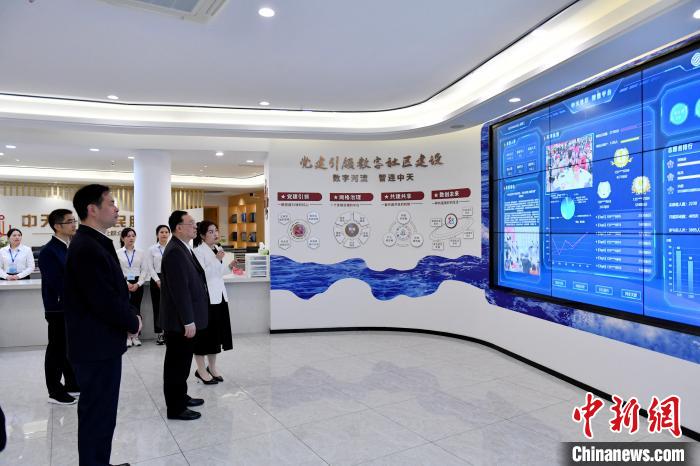 圖為與會(huì)來(lái)賓參觀福州中天社區(qū)?！蚊?攝