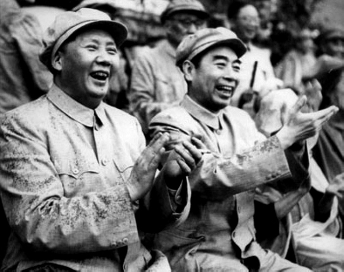 1952年，毛主席在北京與周總理冒雨觀看解放軍體育比賽。
