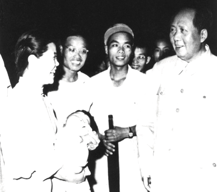 1957年，毛主席在湖北武漢長(zhǎng)江大橋上與群眾交談。