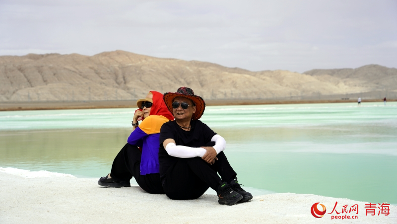 游客拍照“打卡”。人民網(wǎng) 況玉攝