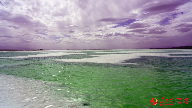 陽光映照下的翡翠湖。人民網(wǎng) 況玉攝