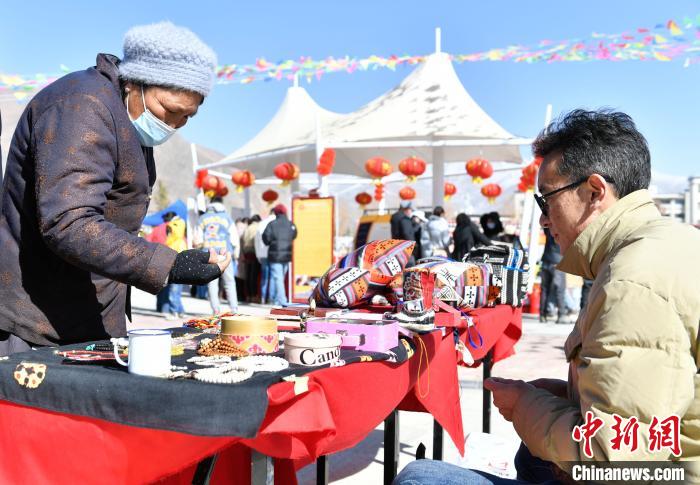 圖為展銷會現(xiàn)場。　貢嘎來松 攝