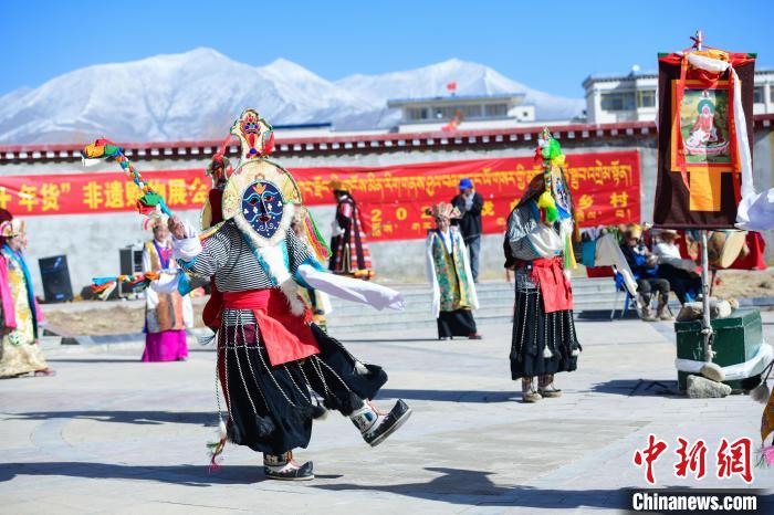 圖為藏戲非遺展演現(xiàn)場?！∝暩聛硭?攝