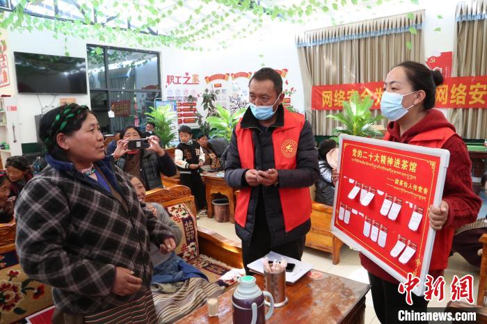 圖為瓊結(jié)縣村民參與問答?！愔闈扇?攝