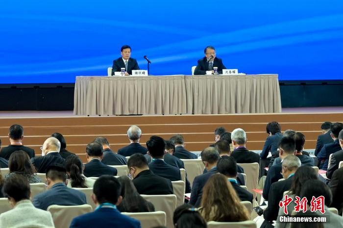 12月3日，香港特區(qū)政府在香港會(huì)議展覽中心舉行中共二十大精神宣講會(huì)，全國人大常委會(huì)法制工作委員會(huì)主任沈春耀和全國政協(xié)經(jīng)濟(jì)委員會(huì)副主任謝伏瞻出席作宣講。圖為宣講會(huì)現(xiàn)場(chǎng)。 <a target='_blank' href='/'><p  align=