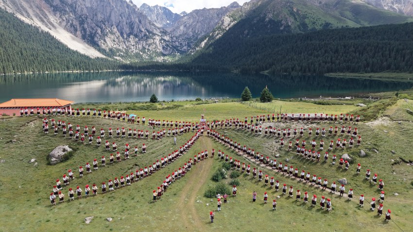 “最大規(guī)模弦胡演奏”世界紀錄挑戰(zhàn)現(xiàn)場。巴塘縣委宣傳部供圖