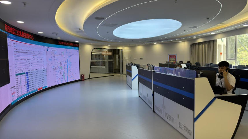 和田地區(qū)120急救指揮中心。人民網(wǎng)記者 焦磊攝